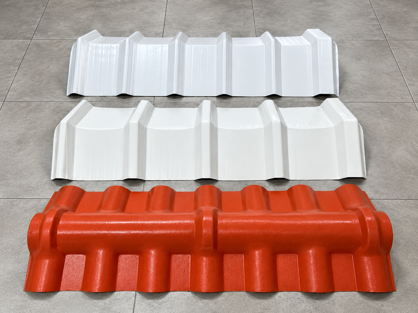 Caballetes blancos en acero y UPVC junto a caballete Tipo Española color terracota