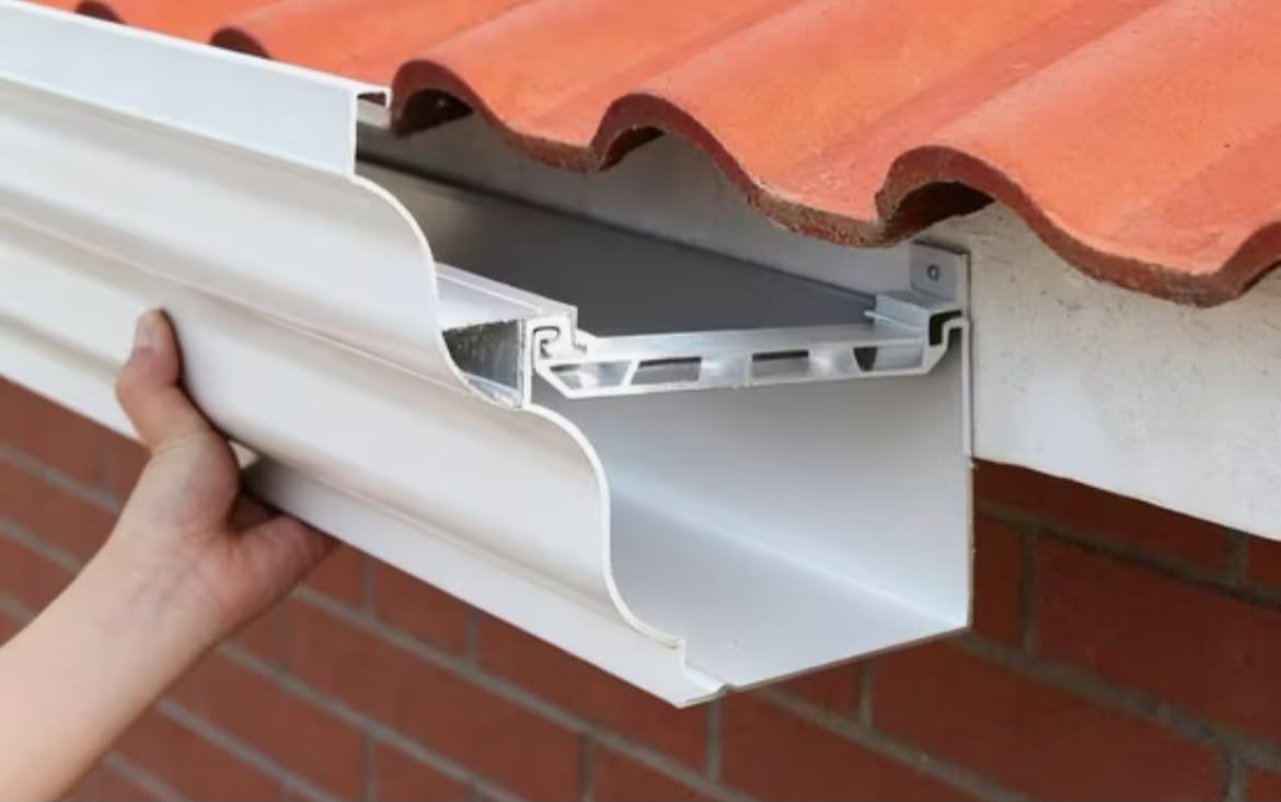 Canoa blanca en PVC instalada bajo una cubierta tipo teja